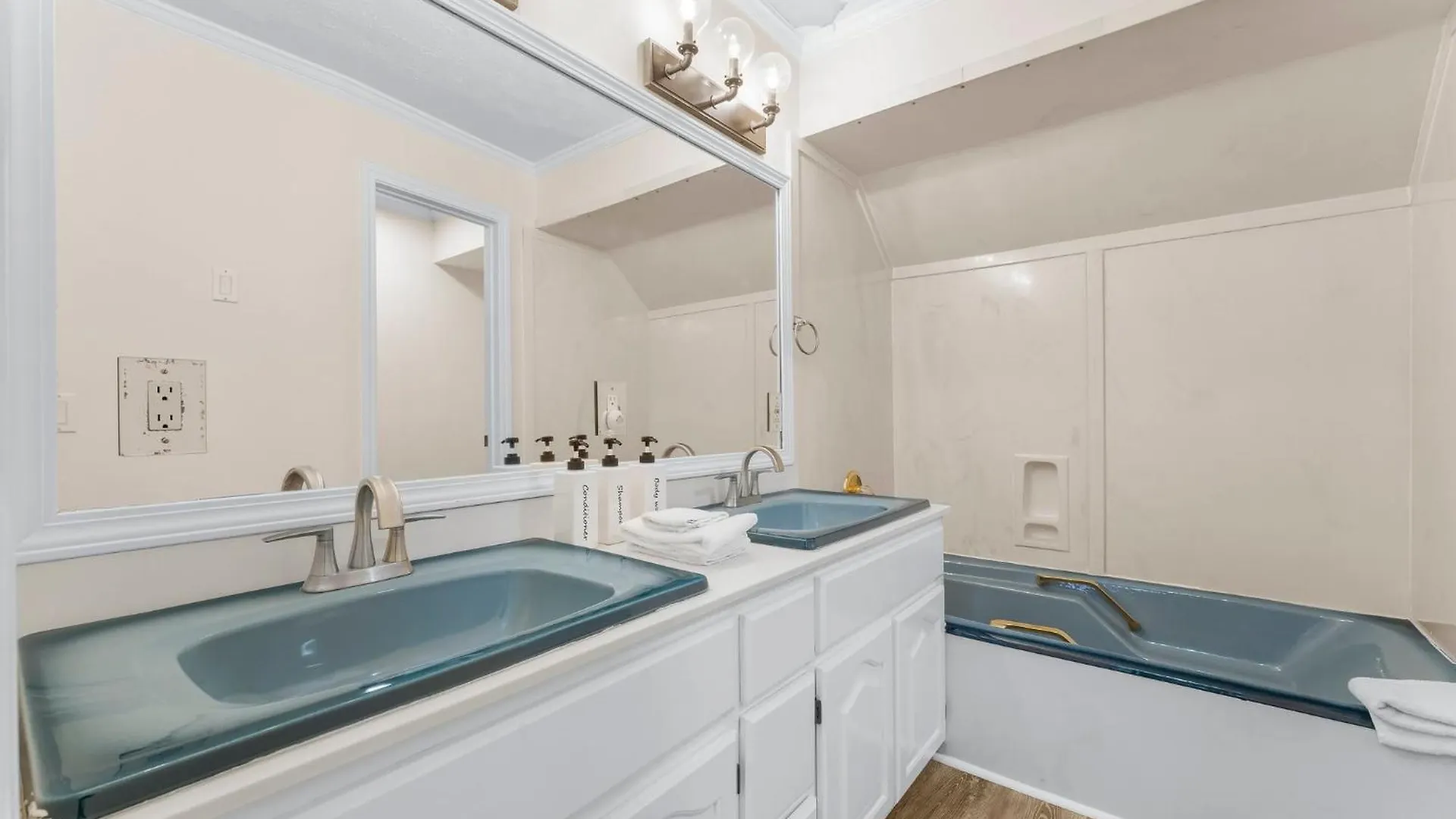 Tranquil Lagoon Beach House! Pool And Beach Nearby! By Dolce Vita Getaways! Panama City Beach 0*,  USA